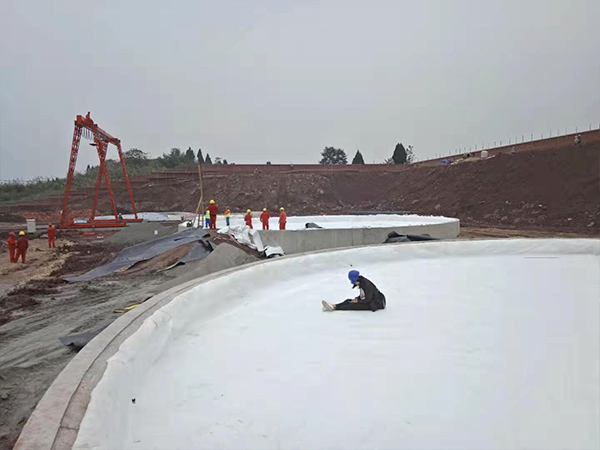 污水處理防滲膜在油田防滲工程中“大顯身手”。