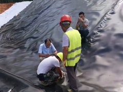 對垃圾填埋場防滲土工膜進行合理防護？