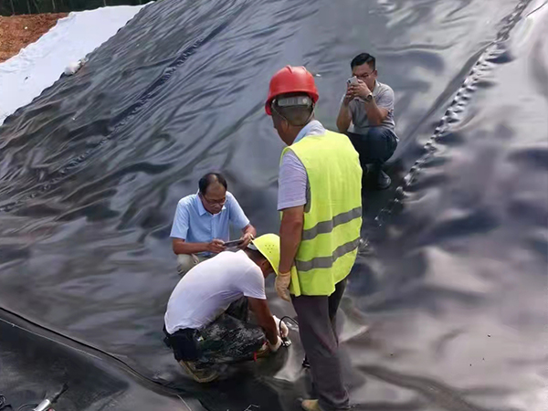 對(duì)垃圾填埋場(chǎng)防滲土工膜進(jìn)行合理防護(hù)？