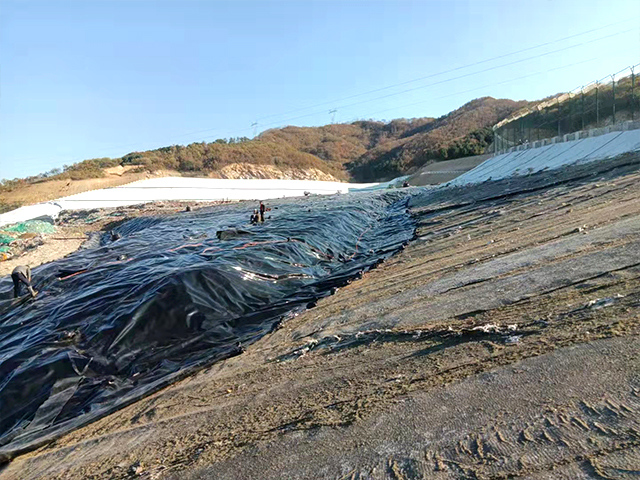 垃圾填埋場(chǎng)須鋪設(shè)使用防滲土工膜。