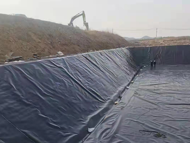 大型蓄水池鋪設(shè)防滲土工膜該注意的問題。