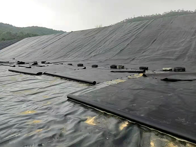 污水處理防滲土工膜鋪設(shè)時的注意事項(xiàng) 污水處理防滲土工膜鋪設(shè)時的注意事項(xiàng)