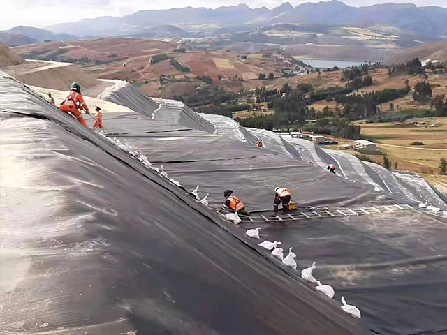 河道堤壩壩體鋪設(shè)防滲土工膜的施工要素 河道堤壩壩體鋪設(shè)防滲土工膜的施工要素