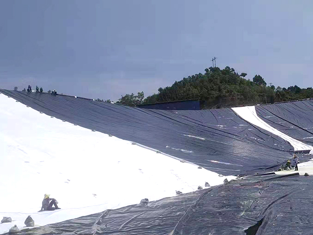 沼氣池土工膜鋪設過程中該如何節(jié)約材料？