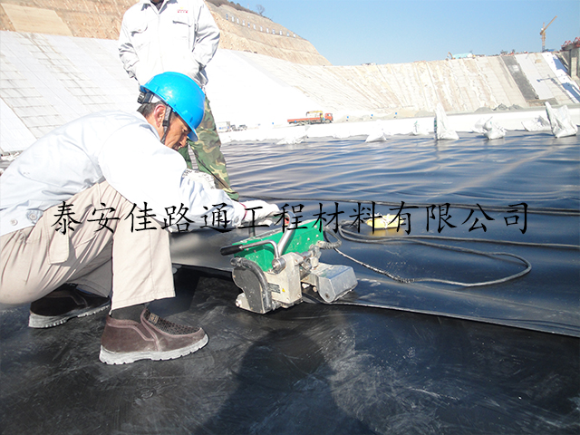 hdpe土工膜使用中切勿忽視的要點(diǎn)問題。