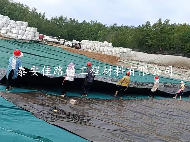 如何有效解決魚塘防滲膜施工褶皺問題？