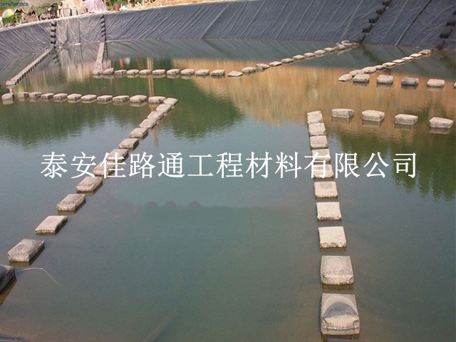 魚池鋪設(shè)養(yǎng)殖防滲膜有哪些特性及注意事項(xiàng) 魚池鋪設(shè)養(yǎng)殖防滲膜有哪些特性及注意事項(xiàng)