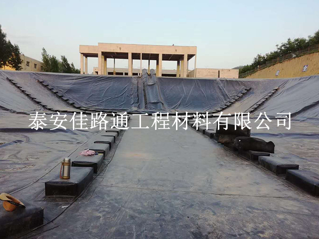 鋪設(shè)養(yǎng)殖防滲土工膜前須進(jìn)行工地整理 鋪設(shè)養(yǎng)殖防滲土工膜前須進(jìn)行工地整理