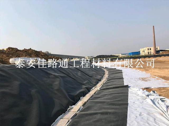 降低魚塘防滲土工膜表面異味是有方式方法的 降低魚塘防滲土工膜表面異味是有方式方法的