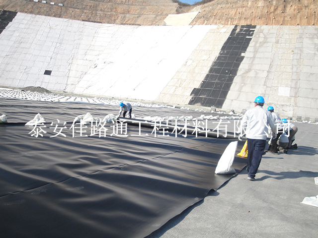 根據(jù)土壤類型來確定HDPE土工膜鋪設(shè)施工方案 根據(jù)土壤類型來確定HDPE土工膜鋪設(shè)施工方案