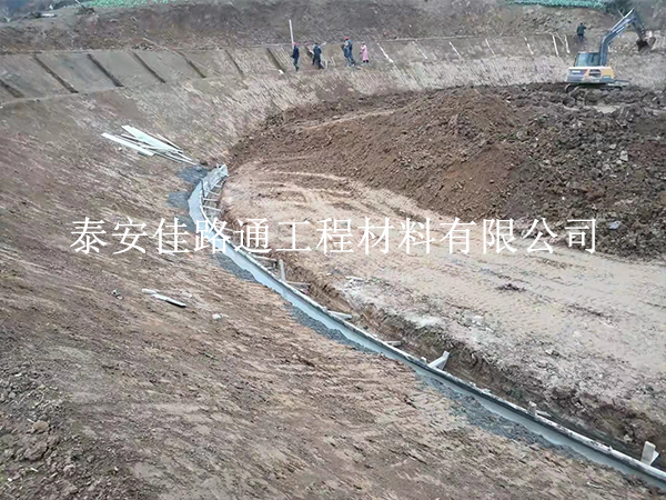 蓄水池防滲膜如何裁剪才能節(jié)省材料？