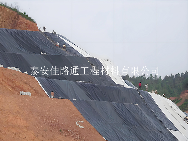 使用鋪設垃圾填埋場防滲膜須做好防護 使用鋪設垃圾填埋場防滲膜須做好防護