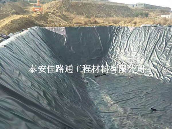 養(yǎng)殖防滲膜施工中出現(xiàn)熱脹冷縮現(xiàn)象該如何進(jìn)行處理？