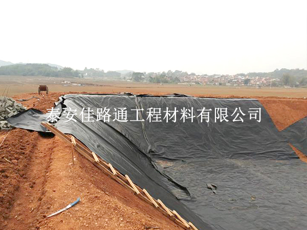 魚(yú)塘防滲膜施工中有哪幾個(gè)問(wèn)題須注意？