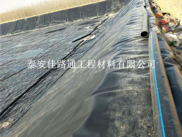 魚塘防滲膜鋪設(shè)：避免“坑”中陷阱，打造“水”上樂園