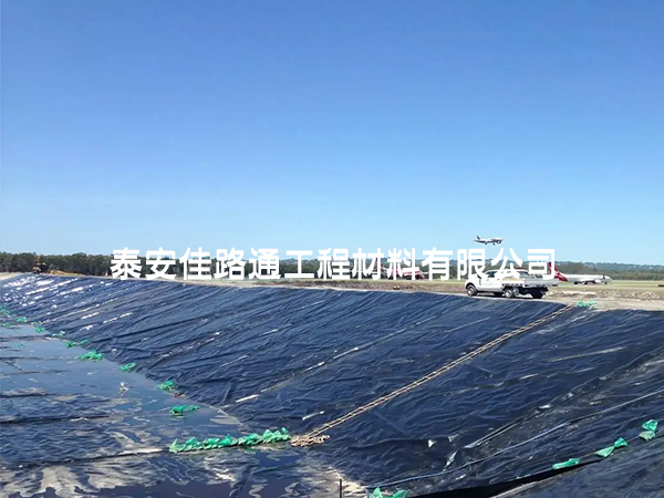 魚蝦養(yǎng)殖防滲膜的施工如何保證坡面防滲效果？