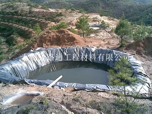 沼氣池防滲膜底部鋪設(shè)注意事項(xiàng) 沼氣池防滲膜底部鋪設(shè)注意事項(xiàng)