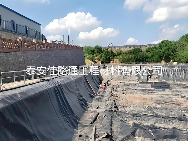 沼氣池鋪設(shè)防滲土工膜：優(yōu)勢盡顯，綠色能源新篇章