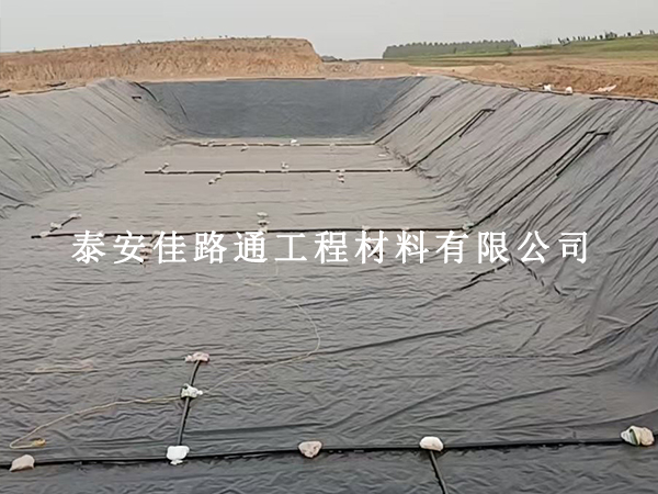 沼氣池防滲膜鋪設(shè)，邊坡基面這樣處理才牢固