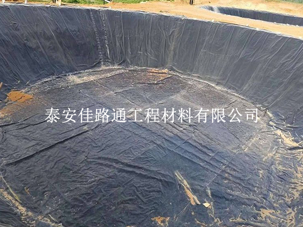 藕池防滲膜怎么鋪才不漏？科學(xué)鋪設(shè)方法在這里